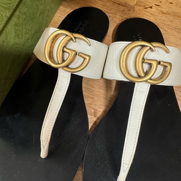 Gucci White Sandals with Decorative Gold Logo - Picture 3 of 5